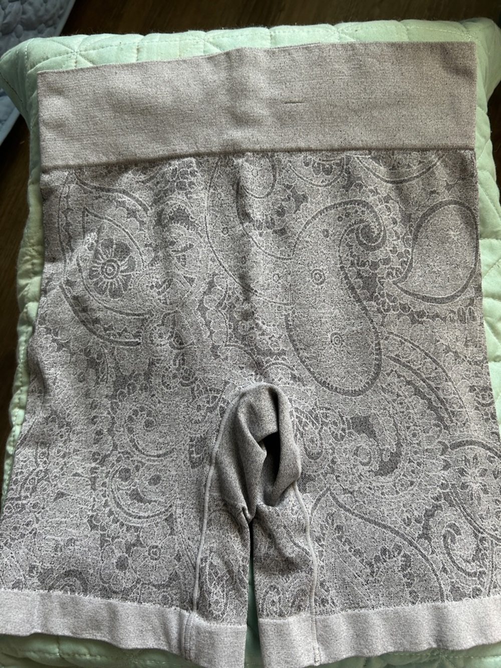 Seamless High-Waist Shaping Short in Taupe Paisley